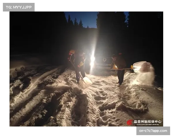 现场：弗赖堡主场大雪中比赛，工作人员中场紧急清理场地积雪